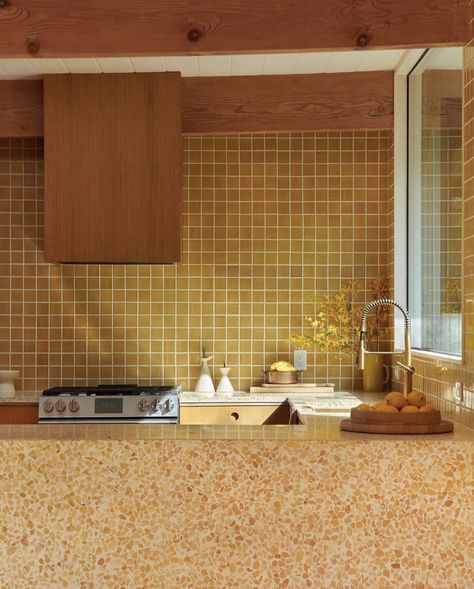 photo via @sss__edit Yellow Tile Kitchen, Yellow Kitchen Tiles, Terracotta Backsplash, Terrazzo Kitchen, Tiled Kitchen, 60s Kitchen, Concrete Collaborative, 1960s Kitchen, Sunny Kitchen