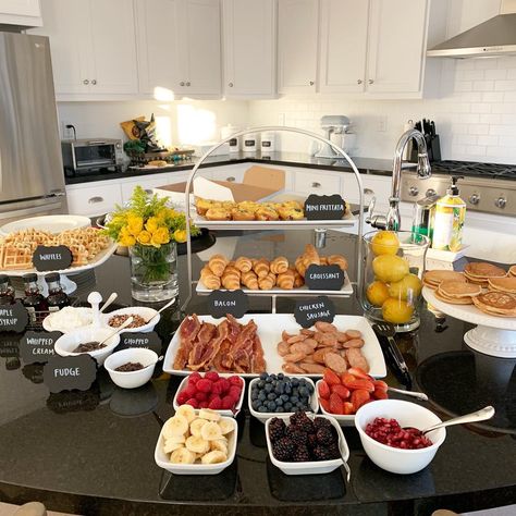 Breakfast Food Bar For Parties, Morning Of Wedding Breakfast Bar, Grad Breakfast Ideas, Sleepover Morning Breakfast, Breakfast Bar For Wedding, Birthday Breakfast Bar Ideas, Bach Breakfast Ideas, Simple Breakfast Setup, Kitchen Island Brunch Setup