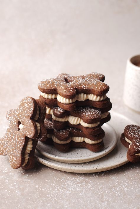 Gingerbread Sandwich Cookies, Christmas Cookie Box, Xmas Cookies, Christmas Cooking, Sandwich Cookies, A Cup Of Coffee, Cookies Recipes Christmas, Holiday Desserts, Holiday Baking