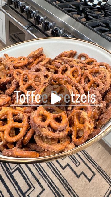 Shalia and Sandi on Instagram: "TOFFEE PRETZELS 🥨 🍫// If you love sweet and salty, then this tasty treat is for you. 🤍 Ingredients: 1/4 cup light corn syrup 1/2 tsp. Baking soda 1 cup brown sugar 1 tsp. Vanilla 1- 16 oz. Bag mini pretzels 1/2 cup butter 1 bag Heath toffee bits Directions: Preheat oven to 200°. Line a large baking sheet with parchment paper and set aside. In a medium saucepan, add 1 cup brown sugar, 1/2 cup cubed butter, and 1/4 cup light corn syrup. Bring to boil over medium heat. Boil 5 minutes, stirring constantly. Remove and add 1 tsp. Vanilla and 1/2 tsp. baking soda. Whisk together. Pour mixture over pretzels and toss to coat. Pour 1/2 bag of toffee bits over pretzels and toss to coat. Spread evenly on baking sheet. Bake 1 hour, stirring occasionally. Sprinkle rem Heath Toffee Pretzels, Butter Toffee Christmas Pretzels, Sweet And Salty Pretzels, Toffee Pretzel Recipe, Brown Sugar Pretzels, Pretzel Toffee Recipe, Toffee Pretzels, Heath Toffee, Seasoned Pretzels