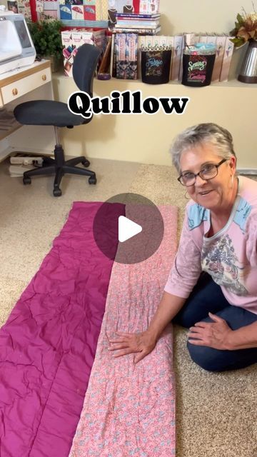 Pillow Quilt Blanket, Pillow Blanket Diy, Blankets That Fold Into Pillows, How To Make A Quillow, Blanket That Folds Into Pillow, Quilt Hacks Tips, Quilt Folding Ideas, Blanket Pillow Pattern, Folding Blanket Into Pillow