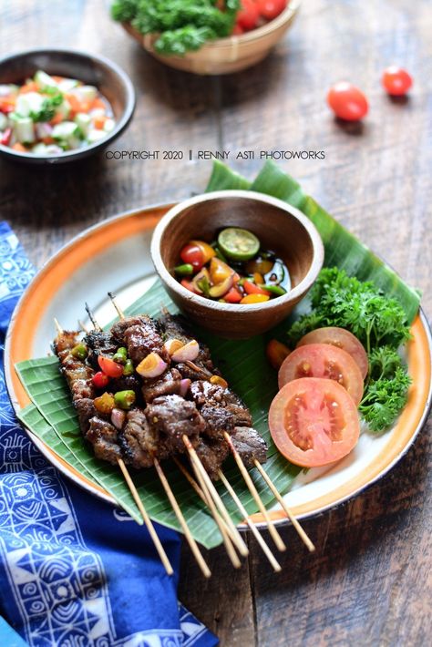 Bbq Plating, Resto Bar, Plating Ideas, Food Pic, Food Photoshoot, Skewer Recipes, Catering Ideas Food, Bento Recipes, Food Poster Design