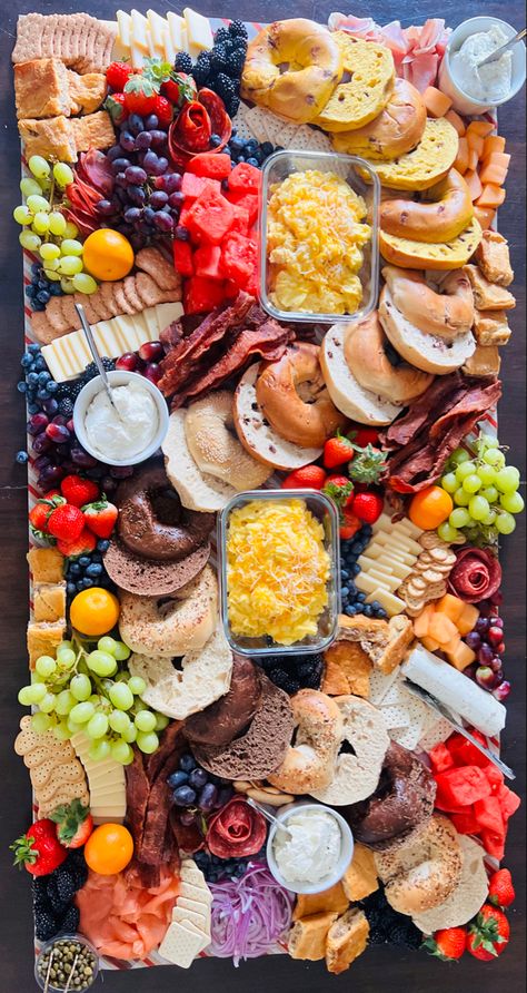 Host a brunch party and set a bagel and fruit grazing table. Brunch Party Buffet, Brunch Charcuterie Board Party, Brunch Group Ideas, Birthday Brunch Charcuterie Board, Small Brunch Board, Carcurie Board Brunch, Brunch Grazing Table Ideas Diy, Brunch Setting Table, Hosting A Brunch