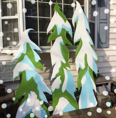 Whoville trees! Christmas Lawn Cutouts, Whoville Lawn Decorations, Whoville House Decorations, Grinch Themed Christmas Parade Float, Decorate Like Whoville, Who Ville Houses, Grinch Lawn Decoration, Whoville Yard Decorations Diy, Whoville Christmas Office Decorations