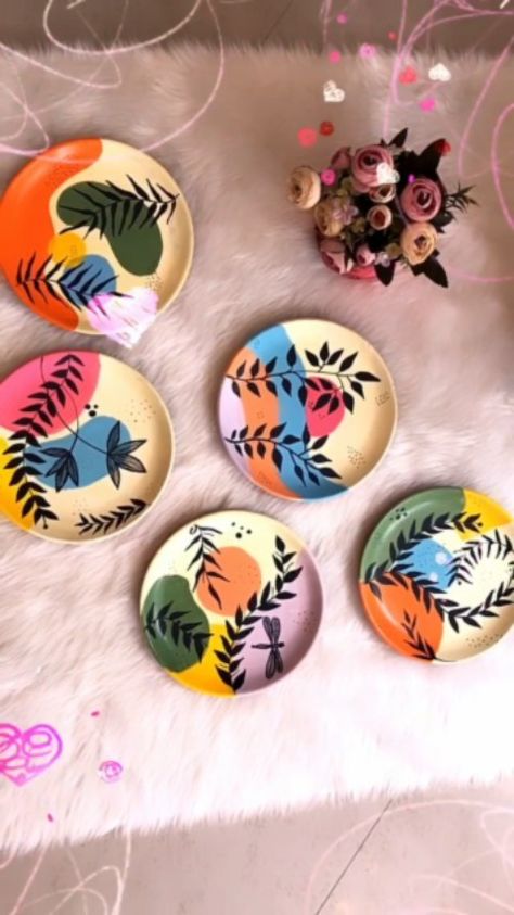 thehandicraftian on Instagram: THR HANDICRAFTIAN DIY WALL PLATES. Natural Terracotta Plate with Hook Size:- 8 inch Set of 5 MRP:-1699/- SALE PRICE:-849 SET OF 6… Painting Ideas On Ceramic Plate, Terracotta Plate Art, Terracotta Plate Wall Art, Terracotta Plate Painting Ideas, Boho Plates On Wall, Painted Plates Wall Decor, Mud Plate Painting, Terracotta Plates Painting, Wall Plates Decor Diy