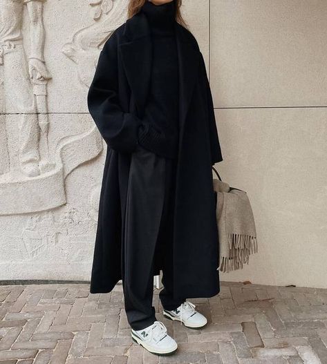 Winter Fashion Minimalist, Black Coat Street Style, Black Minimalist Outfit, Oversized Coat Outfit, Black Sneakers Outfit, Black Coat Outfit, Oversize Outfit, Skandinavian Fashion, Trendy Outfits Winter