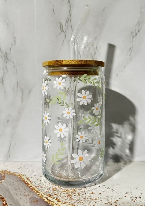 Glass Tumbler Painting, Tumblr Glass Cup, Paint Glass Cups, Glass Tumblers With Vinyl Ideas, Cute Mason Jar Painting Ideas, Clear Tumblers With Vinyl Ideas, Aesthetic Glass Cups, Aesthetic Glass Painting, Water Bottle Painting Ideas