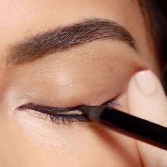 Come fare uno smokey eyes? I 7 step per un trucco d’effetto e impeccabile 😍 Makeup Bouquet Gift, Trucco Smokey Eye, Makeup Bouquet, Eye Makeup For Hooded Eyes, Smoked Eyes, Natural Makeup Tips, Bridesmaid Makeup Bag, Prom Makeup Looks, Gift Makeup