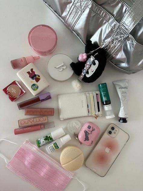 Everyday Bag Essentials, School Bag Essentials, Inside My Bag, Purse Essentials, Handbag Essentials, In My Bag, Girly Bags, What In My Bag, Cute Little Things