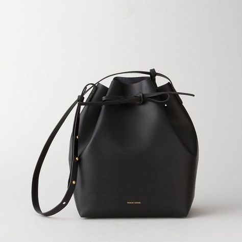 Mansur Gavriel's Bucket bliss Mansur Gavriel Bucket Bag, Bucket Tote, Chic Leather, Mansur Gavriel, Leather Bucket Bag, Leather Bucket, Carrie Bradshaw, Charlotte Olympia, Mode Inspiration