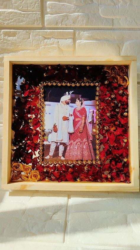 Garland Preservation Resin, Wedding Garland Preservation Resin, Varmala Resin Art, Varmala Preservation, Resin Idea, Memory Diy, Anniversary Frame, Cardboard Crafts Diy, Framed Wedding Photos