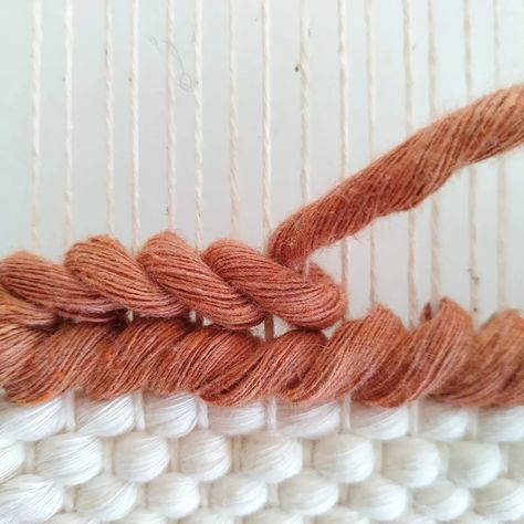 Diy Wall Weaving, Loom Weaving Wall Art, Diy Woven Tapestry, How To Weave Wall Hanging Diy, How To Make Woven Wall Hangings, Modern Weaving Patterns, Weaving Tutorial Video, Learn How To Weave, Weaving Stitches Tutorial