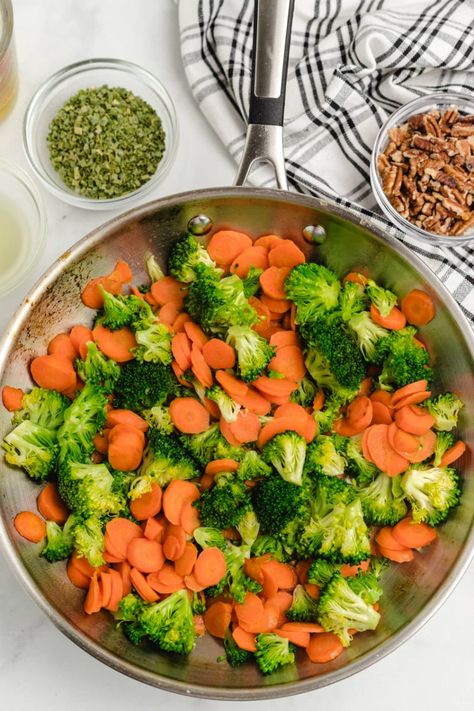 Sauteed Broccoli with Carrots and Pecans recipe from RecipeGirl.com #sauteed #broccoli #carrots #pecans #recipe #RecipeGirl Sauteed Broccoli And Carrots, Carrots And Broccoli Recipes, Sauteed Broccoli, Carrots Side Dish, Broccoli Sauteed, Sauteed Carrots, Simple Meals, Cooked Apples, Carrot Recipes