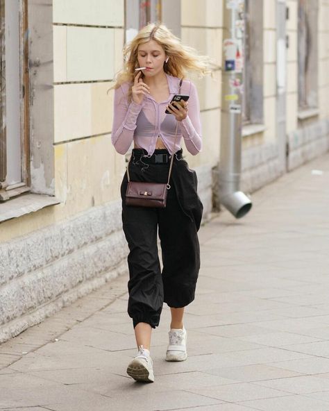 Russian Photographer Captures The Urban Street Style Of Moscow City (30 Pics) Urban Street Figure Sketch, Russian Style Fashion, Street Poses, Photographer Outfits, Magazine Concept, Everyday Life Photography, Street Photography People, Dancing People, Walking Poses