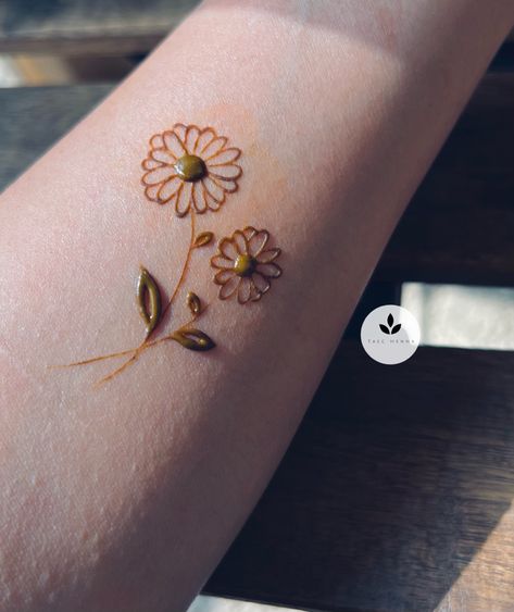 Simple Mehandi Tatoos, Mehndi Designs On Wrist, Henna Tattoo Designs Modern, Hena Aesthetic Simple, Mehendi Designs Rose, Mehndi Designs For Feet Simple, Mehndi Art Designs Easy, Simple Henna Designs For Beginners Hand, Simple Mehndi Tattoo