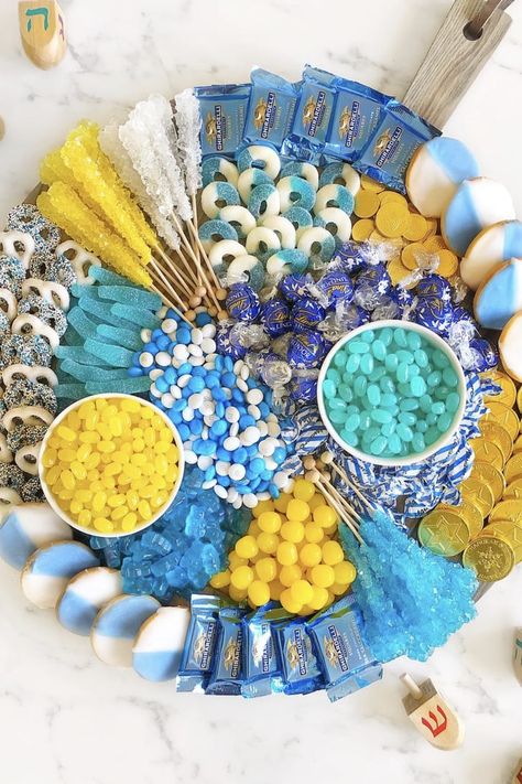 How to Make a Hanukkah Charcuterie Board Hanukkah Desserts, Candy Board, Chanukah Party, Company Christmas Party, Charcuterie Inspiration, Festive Desserts, Color Party, Snack Board, Blue Food