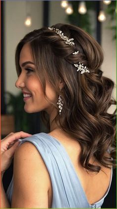 Bridal Look Hairstyles, Simple Wedding Hair For Medium Length, Simple Half Up Half Down Wedding Hair Medium Length, Hair Styles For Wedding Medium Length, Engagement Hairstyles Medium Hair, Brunette Bridesmaid Hair Half Up, Cute Hairstyles For Medium Hair For Weddings, Hairstyle Bridesmaid Half Up, Bridal Hairstyle Medium Length