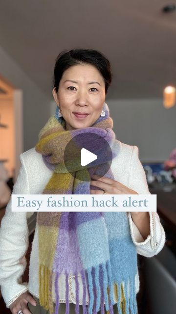 Ting Ma on Instagram Bulky Scarf, Style Hacks, Woolen Scarves, Scarf Tutorial, Big Scarf, Easy Fashion, Chunky Scarf, Ways To Wear A Scarf, Scarf Outfit