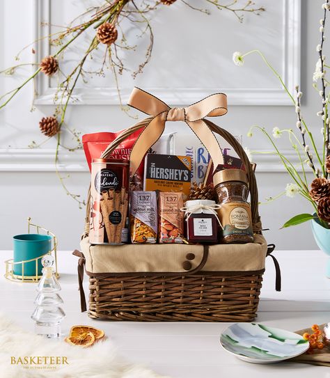 Food Baskets For Christmas, Big Christmas Gifts, Food Gift Basket, Christmas Gift Themes, Eid Hampers, Nuts Gift, Hamper Gift Basket, Christmas Gift Hampers, Christmas Hampers