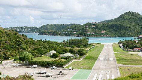 Everything You've Ever Wanted to Know About Private Airports | Condé Nast Traveler Private Airstrip, Private Airport, Airport Design, Private Plane, North Las Vegas, Train Service, Work Room, Conde Nast Traveler, Private Island