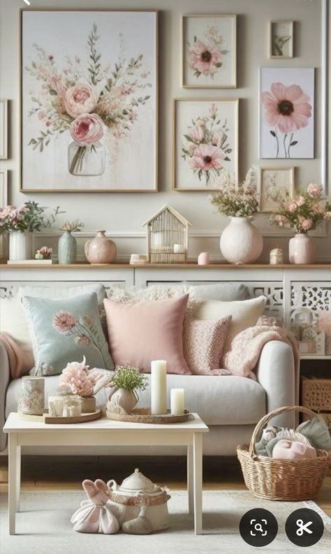 Pink Farmhouse Living Room, Floral Living Room Decor, Floral Room Decor, Spring Living Room Decor, Floral Home Decor, Floral Room, Shabby Chic Living Room, Casa Vintage, Classy Decor