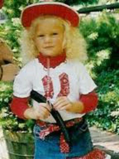 Taylor swift when she was little Taylor Swift Childhood, Young Taylor Swift, Baby Taylor, Young Celebrities, Taylor Swift Cute, Taylor Swift Red, Red Taylor, Celebrity Babies, Long Live Taylor Swift