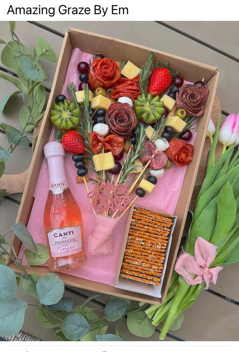 Charcuterie Gift Box, Charcuterie Lunch, Charcuterie Food, Charcuterie Board Meats, Baby Shower Fruit, Cooking Decorating, Graze Box, Charcuterie Gifts, Christmas Platter