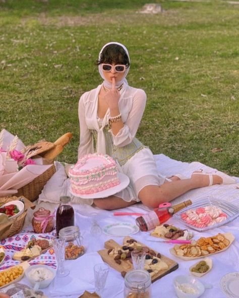 Birthday girl, birthday cake, birthday aesthetics, picnic, birthday picnic, picnic aesthetic, birthday picnic ideas, picnic ideas, french picnic, french girl, french aesthetic, retro, vintage birthday, vintage picnic Editorial Picnic Photoshoot, Tea Party Shoot, Vintage Cake Photoshoot, Picnic Aesthetic Ideas, Coquette Picnic, Spring Birthday Outfit, Picnic Fashion, Picnic Photo Shoot, Picnic Pictures