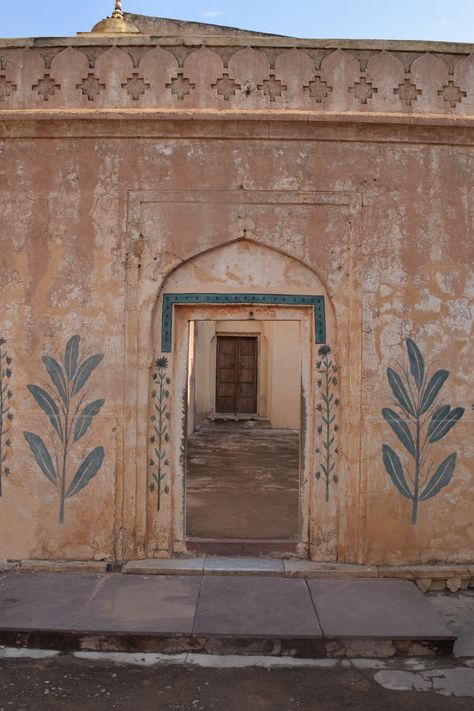 Painted walls in Jaipur, India Jaipur Wall Art, Mural Hand Painted, Hand Painted Murals, Murals Home, Hand Painted Door, India Decor, Interior Murals, India Architecture, Indian Interiors