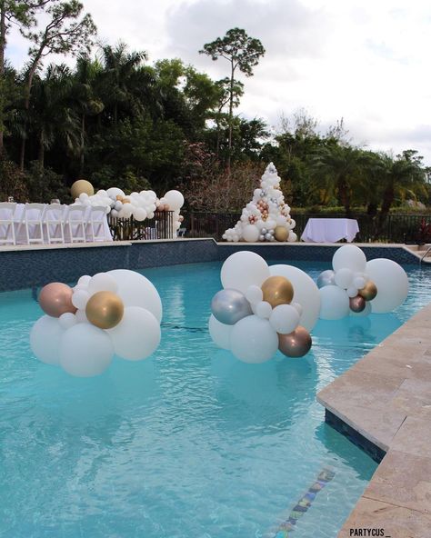 Ballons Pool Decoration, Ballon Pool Decor, Balloon In Pool Decoration, White And Gold Pool Party, Pool Balloons Decorations, Swimming Pool Party Decorations, Swimming Pool Birthday Party Ideas, Swimming Pool Party Ideas Decor, Balloon Pool Decorations