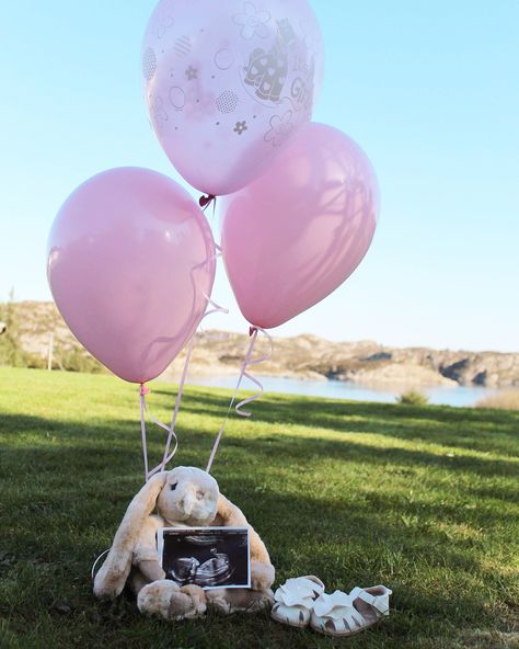 #itsagirl Cute Gender Reveal Pictures, Gender Reveal Photo Ideas, Gender Announcement Ideas, Gender Reveal Aesthetic, Beach Gender Reveal, Gender Reveal Pictures, Simple Gender Reveal, Pregnancy Announcement Photoshoot, Baby Bump Pictures