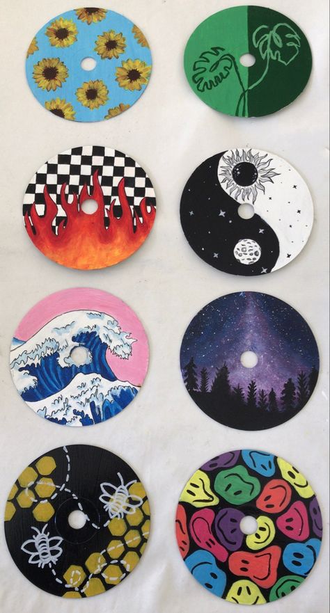 Dvd Art Aesthetic, Dvd Craft Ideas, Disc Art Ideas, Roomdecoration Aesthetic Diy, Drawing On Disk, Record Design Ideas, Things To Paint On Records, Paint Cd Ideas, Vinyl Painting Ideas Aesthetic