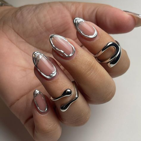 Metallic Nails are the Most Breathtaking Nail Trend of the Year | Fashionisers© Nails Black And Rose Gold, Glitter Nails Black, Rose Gold Chrome Nails, Chrome Nail Designs, Metallic Nails Design, Gold Chrome Nails, Metallic Nail Art, Silver Nail Art, Rose Gold Chrome