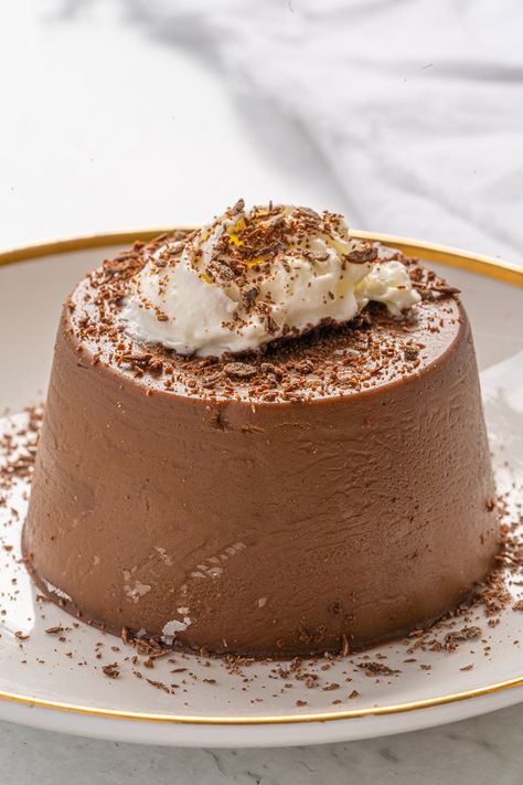 This beautiful, decadent dessert is not only simple to make but also delicious, sugar free, low carb and Keto friendly! Chocolate Panna Cotta, Panna Cotta Recipe, Postre Keto, Dessert Simple, Chocolate Dessert, Sugar Free Desserts, Chocolate Craving, Keto Dessert Recipes, Homemade Desserts