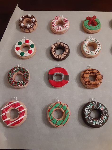 Diy Donut Ornaments, Clay Candy Ornaments, Clay Christmas Decorations Air Dry, Oven Bake Clay Ornaments Diy, Clay Christmas Cookies, How To Make Air Dry Clay Ornaments, Christmas Air Clay Ideas, Air Clay Christmas Ideas, Kids Clay Ornaments