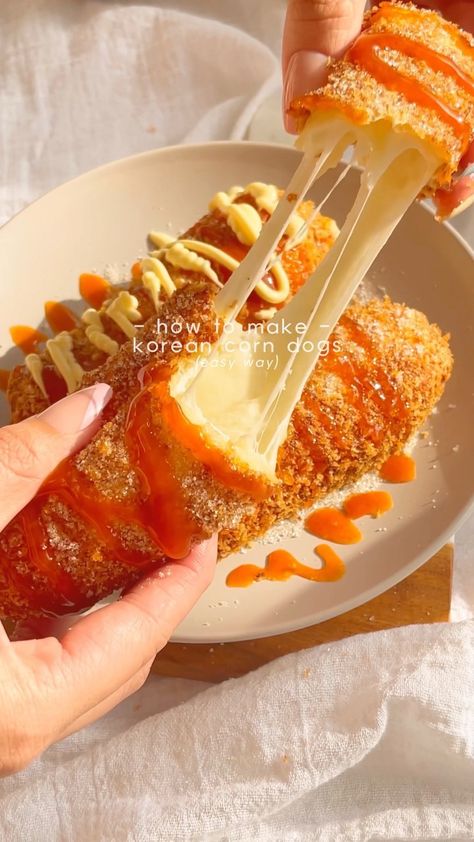 misojenkitchen on Instagram: korean corn dog hack~ i don’t like working with batters or yeast because it’s messy and time consuming so i came up with this! it tastes… Korean Corn, Street Food Recipes, Korean Street Food Recipes, Korean Street Food, Tasty Recipes Videos, Quick Recipes Snacks, Yummy Comfort Food, God Mat, Delicious Snacks