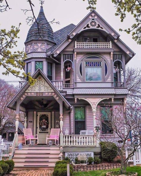 Victorian Homes Exterior, Old Victorian House, Old Victorian Homes, Pink Victorian, Victorian Style Homes, Victorian Architecture, Fantasy House, Victorian House, Cute House