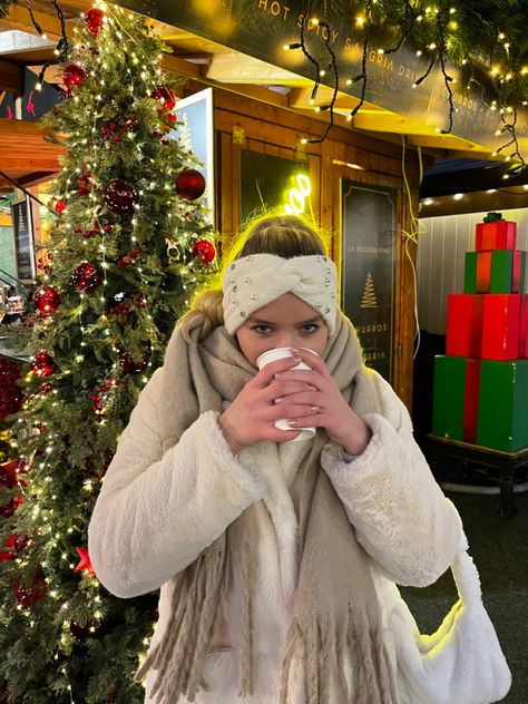 #winter #budapest #christmasmarkets #outfits #fashion #aesthetic Budapest Christmas Aesthetic, Edinburgh Christmas Market Outfit, Budapest Winter Outfit, Budapest Aesthetic Outfit, Budapest In Winter, Budapest Outfit Winter, Christmas Market Pictures, Winter Budapest, Christmas Market Outfit