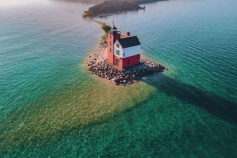 If you love to gander at beautiful manmade structures, there are dozens of lighthouses in Upper Peninsula Michigan to feast your eyes on and even climb! Great Lakes Shipwrecks, Round Island, Saint Helena Island, Coast Guard Stations, Upper Peninsula Michigan, Isle Royale National Park, Lighthouse Photos, Beautiful Lighthouse, Upper Peninsula