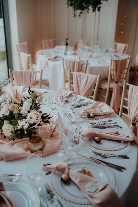 Round Table Pink Linen Napkin Chair Covers Outdoor Surrey Wedding Kit Myers Photography #wedding #weddingdecor #pinkwedding Decoration Round Table Wedding, Round Bridal Table, Round Table Table Setting, Circular Table Runner Wedding, Wedding Shower Round Table Decor, Flower Centerpieces For Round Tables, Wedding Light Pink Theme, Garden Wedding Round Table, Table Setting For Round Table