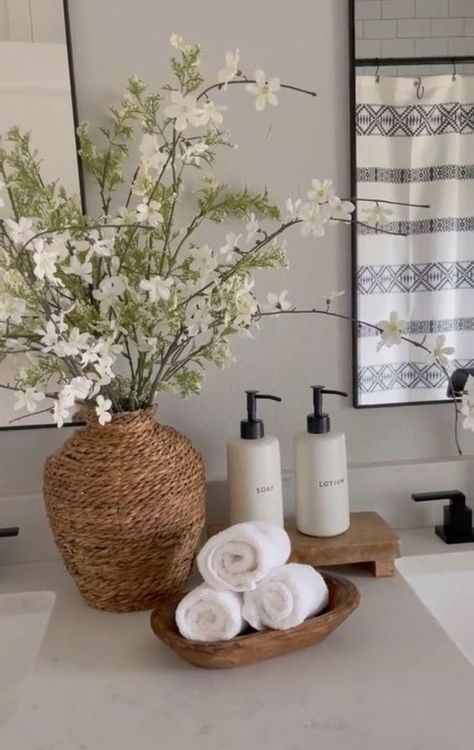 Modern Farmhouse Half Bath Decor, Modern Day Bathroom Ideas, Naturalistic Home Decor, Corner Bathroom Decor Ideas, Neutral House Decor Interior Design, Luxury Bathroom Apartment Decor, Wood Tray Bathroom, White Bathroom Counter Decor, Black And White Earthy Bathroom