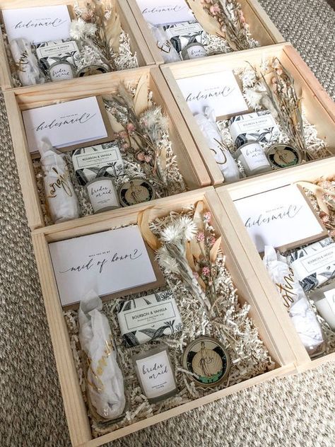 Bridal Boxes For Bride, Rustic Gift Box Ideas, Rustic Wedding Bridesmaids Gifts, Things To Put In Bridesmaids Boxes, Brides Made Boxes Be My Bridesmaid, Wedding Details For Bridal Party, Bridesmaids Boxes Diy, Diy Bridesmaid Boxes Ideas, Bridal Party Proposal Gifts