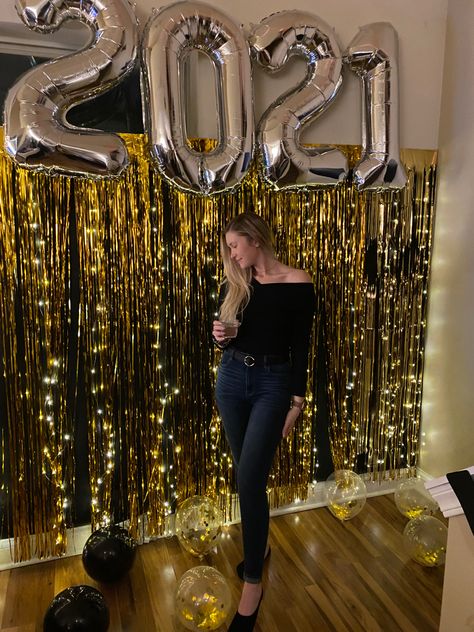 NYE party ideas New Years 2023 Decorations, New Years Party Backdrop, Newyear Party Decoration, Nee Year Decoration, New Years Backyard Party, Nye Backdrop Ideas, Gold And Silver Nye Party, New Years Back Drop Ideas, New Years Set Up