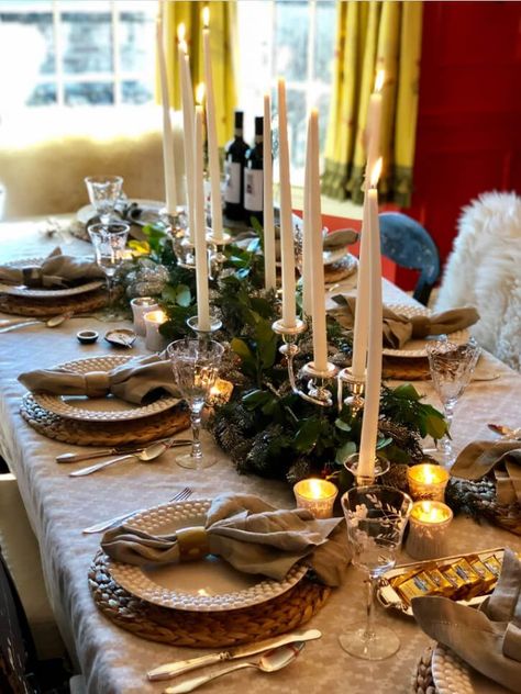 Thanksgiving Tablescapes Elegant, Holiday Dining Table, Winter Tablescapes, Christmas Dining Table Decor, Red Tablecloth, Christmas Dining Table, Christmas Dinner Table, Dinner Table Setting, Winter Table