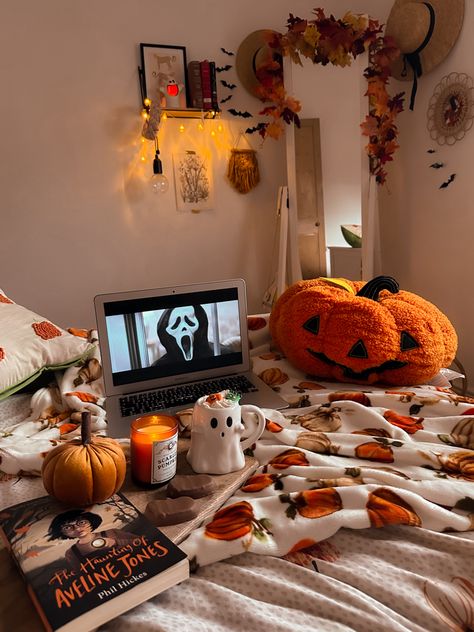 Halloween home decor ideas Cute Apartment Halloween Decor, Autumn And Halloween Decor, Halloween Aesthetic Room Ideas, Fall / Halloween Aesthetic, Halloween Home Ideas, Fall Decor Halloween, Autumn Halloween Decor, Halloween Apartment Aesthetic, Summer Halloween Aesthetic