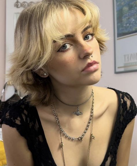 Hadley Nelson, Short Bleached Hair, Short Grunge Hair, Nana Osaki, Hair Inspiration Short, Shot Hair Styles, Haircuts Straight Hair, Dye My Hair, Short Hair Haircuts