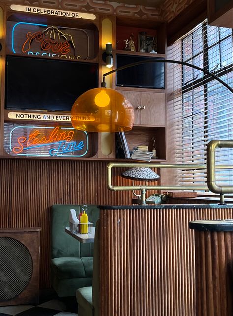 Retro Aesthetic Restaurant, 70s Industrial Design, Mid Century Modern Cafe Design, Retro Bar Decor, Vintage Diner Table, 80s Cafe Aesthetic, Retro Bar Interior Design, 70s Store Interior, 70s Style Bar