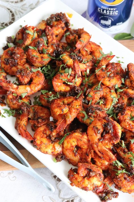 A simply delicious Mangalorean Prawn Chilli Fry, where the King Prawns are first marinated with a simple home-style chilli spice marinade and delicately fried until just tender. The prawns are then given an oomph by tossing them in an aromatic garnish of sauteed onions, ginger, green chilli and curry leaves. No hunting down hard to find ingredients in this must try Prawn Chilli Fry. Sweet Chilli Prawns, Prawn Fry Indian, Prawn Starters, Indian Prawn Recipes, Prawn Fry, Indian Seafood, Coconut Prawns, Prawn Fish, Fried Prawns