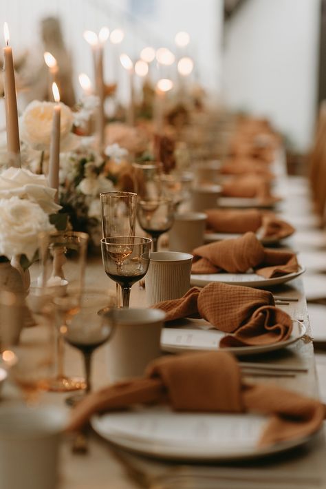 Vintage Fall Wedding Table Decor, Beach Boho Table Setting, Terracotta Neutral Wedding, Brown Table Scape, Wedding Theme Earth Tone, Wedding Decor Earth Tones, Tan Table Cloth Wedding, Caramel Wedding Theme, Modern Earth Tone Wedding