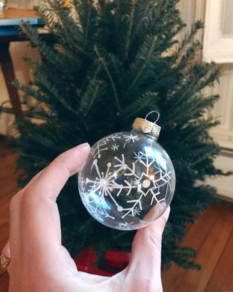 DIY Mid-Century Modern Christmas Tree Ornaments | Apartment Therapy Hand Painted Ornaments Glass Ball Easy, Painted Clear Ornaments, Clear Ornament Crafts, Clear Ornament Ideas, Painting Snowflakes, Ornament Painting, Clear Christmas Ornaments, Mid Century Modern Christmas, Easy Diys